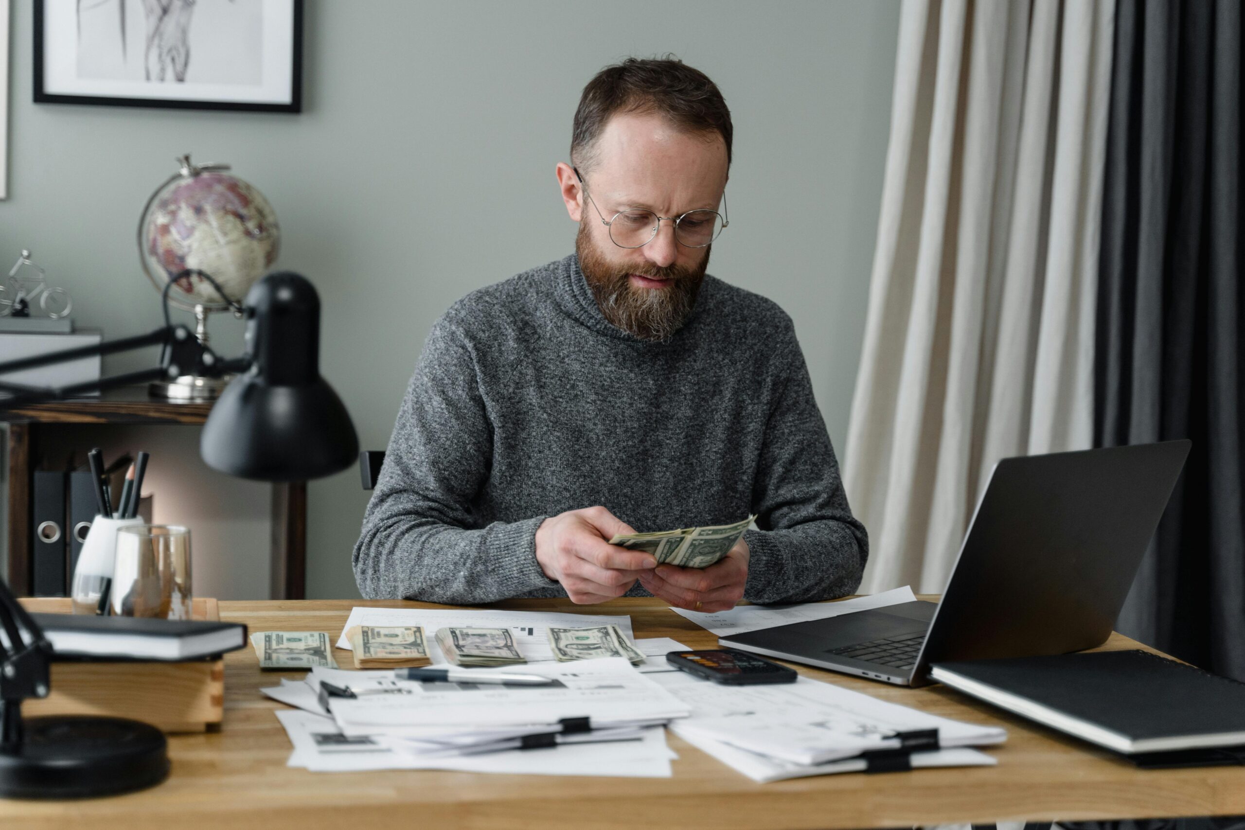 entrepreneur travaillant sur ordinateur avec petit budget.