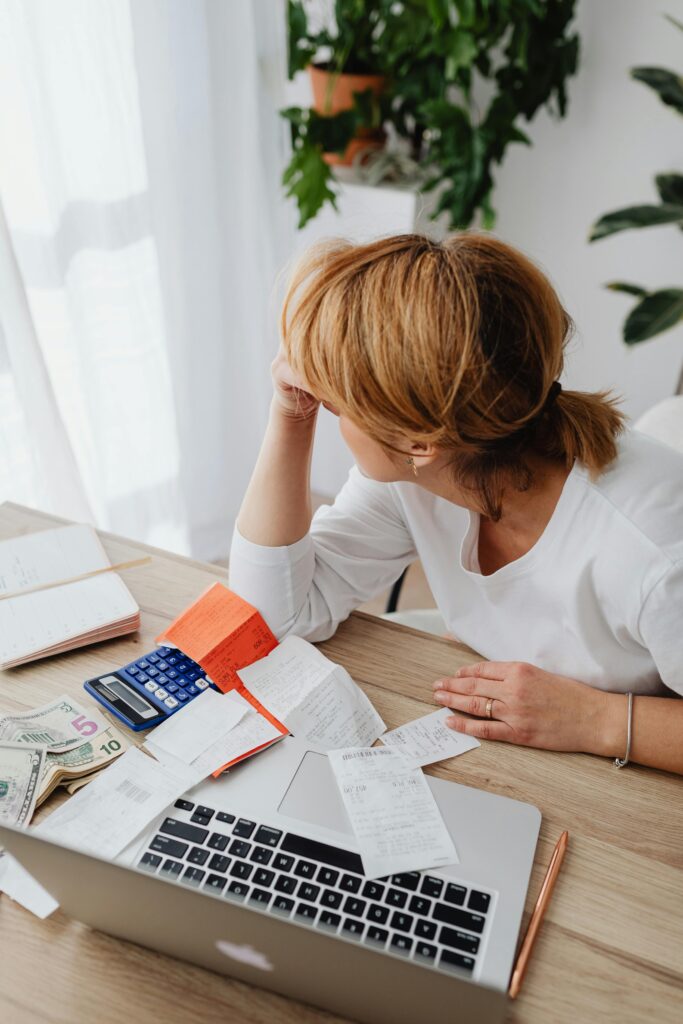entrepreneur travaillant sur ordinateur avec petit budget.3